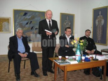 Prof. univ. dr. Ștefan Purici prezentând una din lucrările premiate