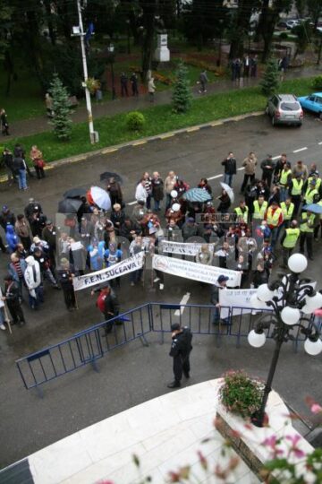 Mitingul de protest al angajaților din sectorul bugetar sucevean, extrem de modest, ca prezență, însă zgomotos ca mod de manifestare