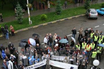 Mitingul de protest al angajaților din sectorul bugetar sucevean, extrem de modest, ca prezență, însă zgomotos ca mod de manifestare