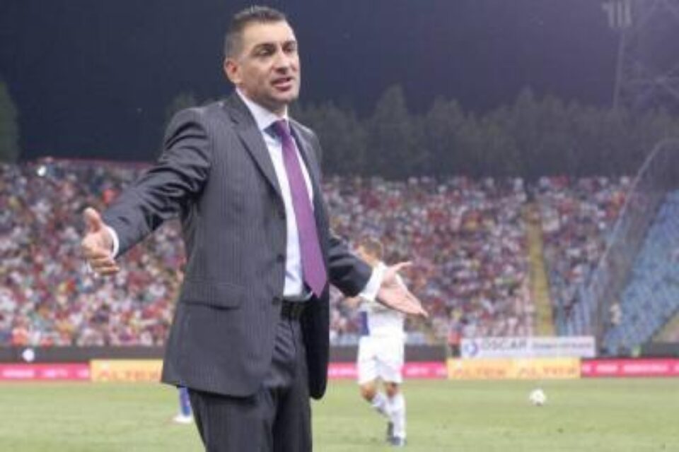 Ilie Dumitrescu a rezistat pe banca Stelei doar câteva săptămâni Ilie Dumitrescu a rezistat pe banca Stelei doar câteva săptămâni