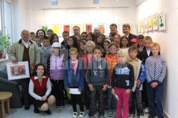 Copiii împreună cu organizatorii, susținătorii și însoțitorii taberei