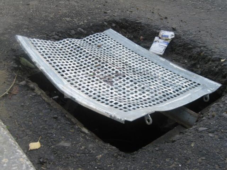 Improvizatie pentru a acoperi o gaura de canalizare