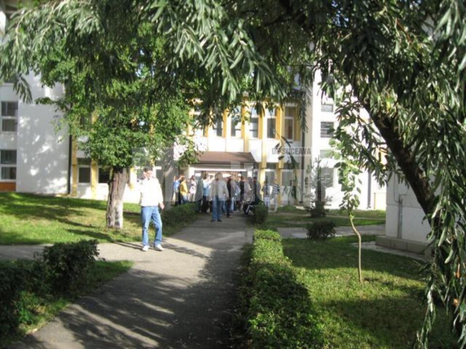 Sute de studenți care au obținut loc de cazare în unul dintre cele patru cămine studențești au așteptat ieri să-și ocupe locul în cameră