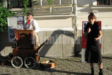 Patrice Giraud și Pascale Barouline cântând în fața Muzeului de Istorie din Suceava