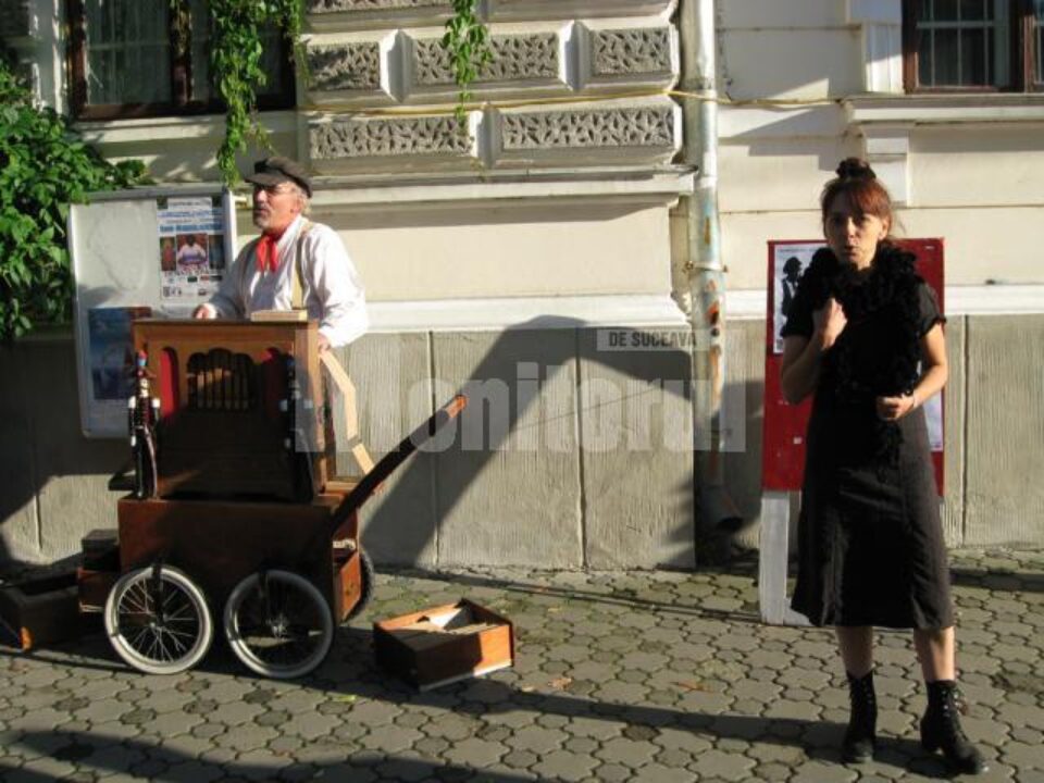 Patrice Giraud și Pascale Barouline cântând în fața Muzeului de Istorie din Suceava