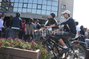 “Marșul mobilității”, organizat de Agenția de Protecție a Mediului Suceava, împreună cu Primăria Suceava, a atras peste 200 de tineri