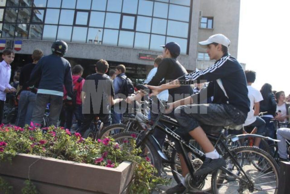 “Marșul mobilității”, organizat de Agenția de Protecție a Mediului Suceava, împreună cu Primăria Suceava, a atras peste 200 de tineri