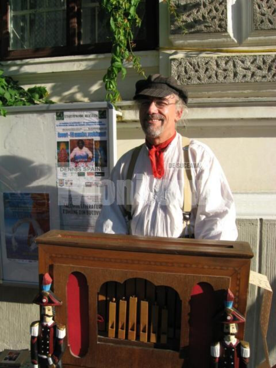 Cu șapcă pe cap, cămașă cu bată brodată și bretele de lumpenproletar parizian