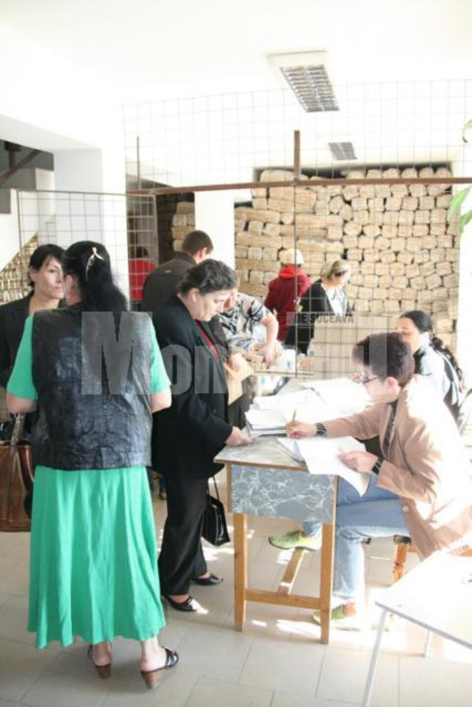 Zilnic, la sediul din Burdujeni a Primariei Suceava se prezinta cate 300 de beneficiari ai alimentelor UE