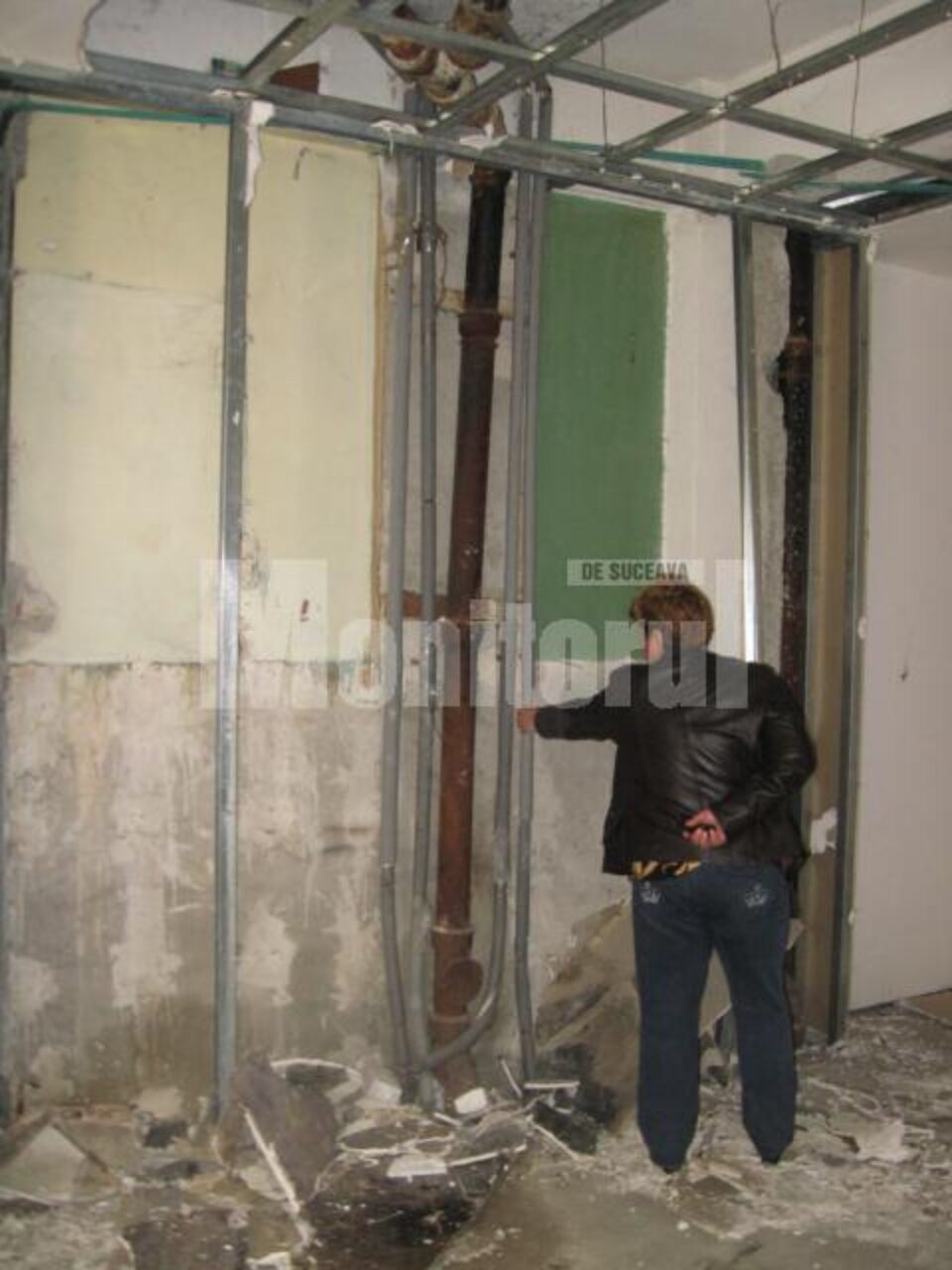 Țevile de utilități, dezgolite complet