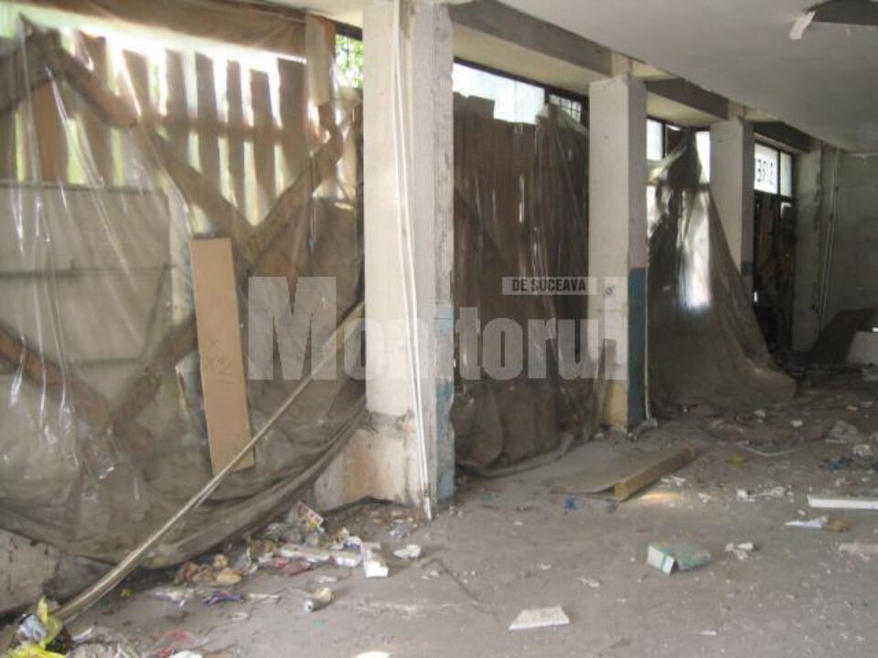 Fostul restaurant, transformat în depozit de gunoi