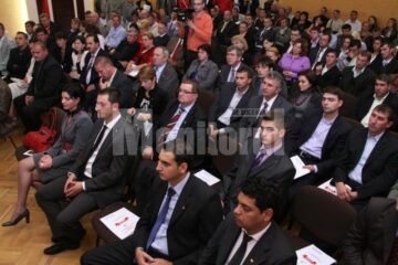 Atitudine: Ministrul Apărării, iritat de întrebările ziariștilor suceveni pe alte teme decât alegerile în UNPR Suceava