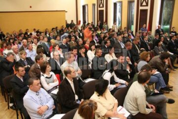 Atitudine: Ministrul Apărării, iritat de întrebările ziariștilor suceveni pe alte teme decât alegerile în UNPR Suceava