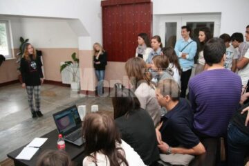 Cezara și Sabina le-au arătat colegilor de-a XII-a că sunt talente și în clasa a VI-a