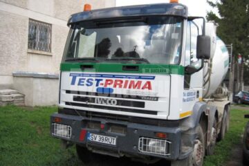 Autoutilitara cu pricina, o betonieră, este înmatriculată la Suceava și a trecut de verificările RAR