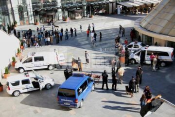 Expoziția forțelor de politie și jandarmerie de la intrarea principală în mall