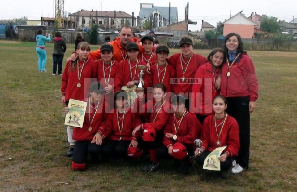 Echipa de softball junioare III a Clubului Sportiv Liviu Buhăianu din Frasin care a cucerit titlul național