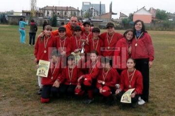 Echipa de softball junioare III a Clubului Sportiv Liviu Buhăianu din Frasin care a cucerit titlul național