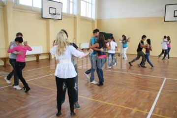 Mai au aproximativ o lună până când trebuie să învețe cât mai bine pașii de dans
