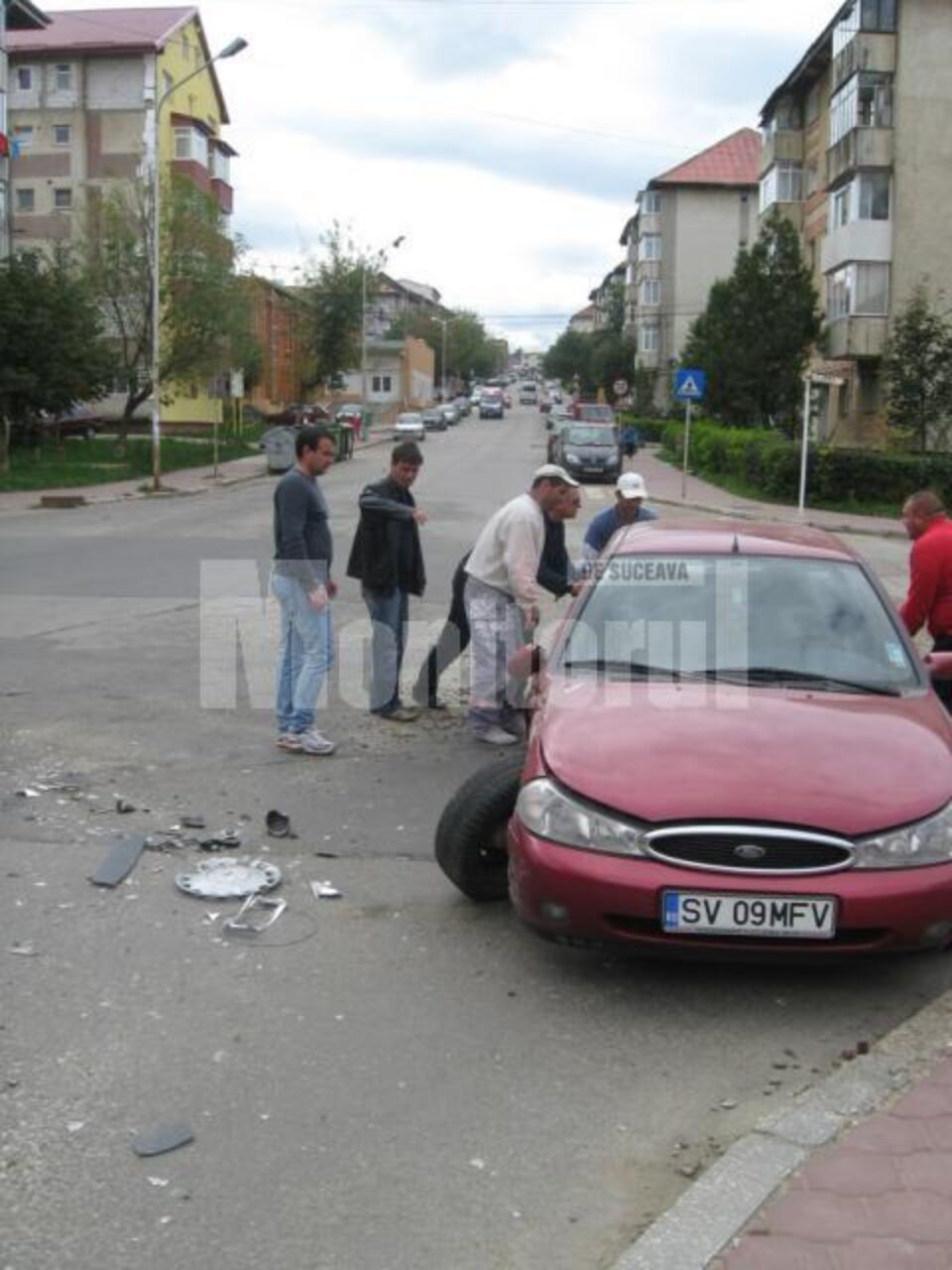 În intersecția din fața Bisericii Sf. Cruce din cartierul Obcini, șoferii ignoră indicatoarele de cedare a trecerii