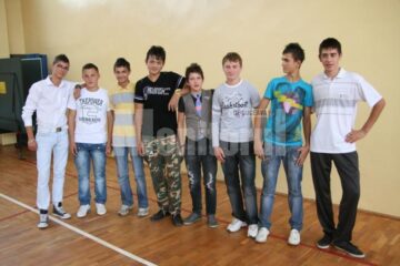Ionut in stanga si sapte dintre cei opt pretendenti la Mister Boboc