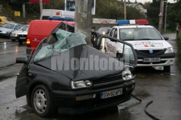 Mașina s-a „încolăcit” după stâlp