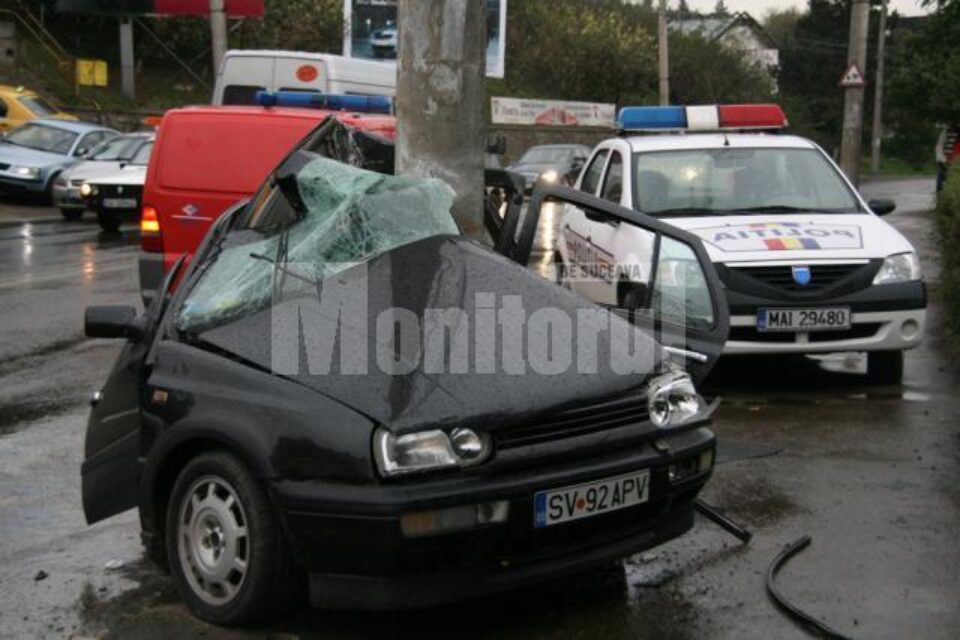 Mașina s-a „încolăcit” după stâlp