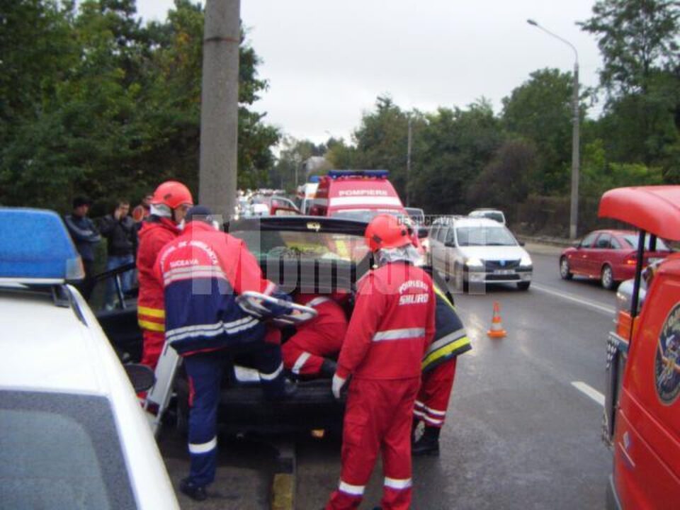 După o intervenție dificilă, echipa de descarcerare l-a scos pe tânăr din autoturism. Foto: Daniel TÂRZIMAN