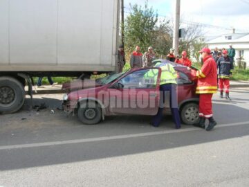 Clipa de neatenție: A intrat cu mașina sub tir și a blocat circulația aproape o oră