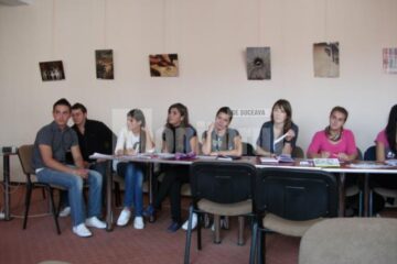 Elevii din clasele terminale ale Colegiului „Alexandru cel Bun” Gura Humorului discută despre organizarea balului bobocilor