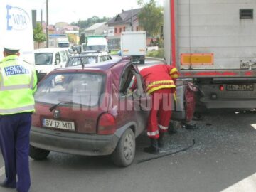 Clipa de neatenție: A intrat cu mașina sub tir și a blocat circulația aproape o oră