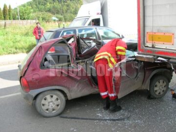 Clipa de neatenție: A intrat cu mașina sub tir și a blocat circulația aproape o oră