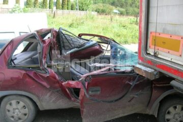 Ieri, în jurul orei 13.30, un Opel Corsa a intrat sub un tir