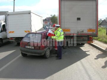 Clipa de neatenție: A intrat cu mașina sub tir și a blocat circulația aproape o oră