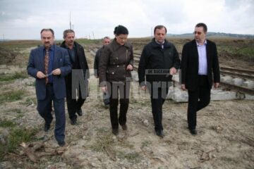 La 3 luni de la inundații: Repararea căii ferate de la Dărmănești începe săptămâna viitoare