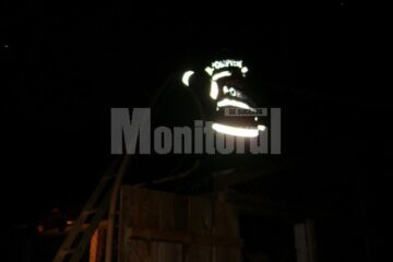 Focul a fost lichidat în totalitate după trei ore, fără a se extinde de la depozitul din care a izbucnit