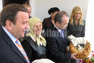 Elisabeta Cozariuc, în noua casă, alături de Gheorghe Flutur, Emil Boc și Elena Udrea