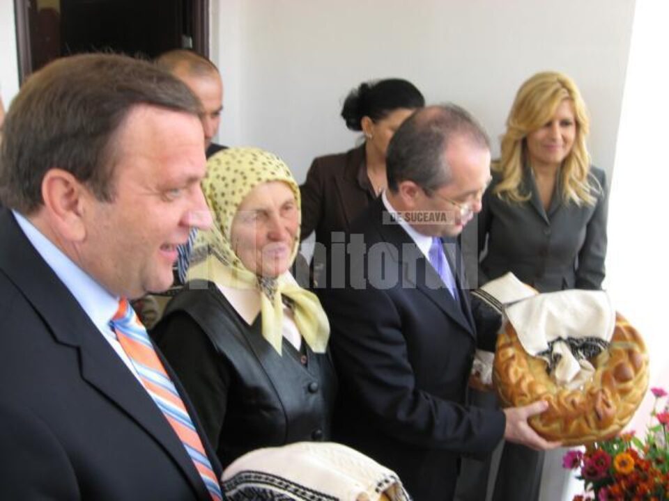 Elisabeta Cozariuc, în noua casă, alături de Gheorghe Flutur, Emil Boc și Elena Udrea