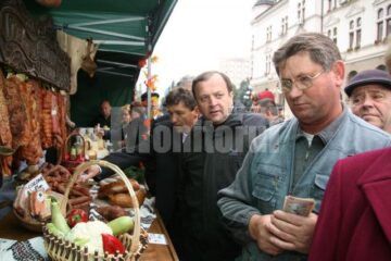 Inaugurare: Capii județului și-au făcut cumpărăturile în piața volantă din fața Palatului Administrativ