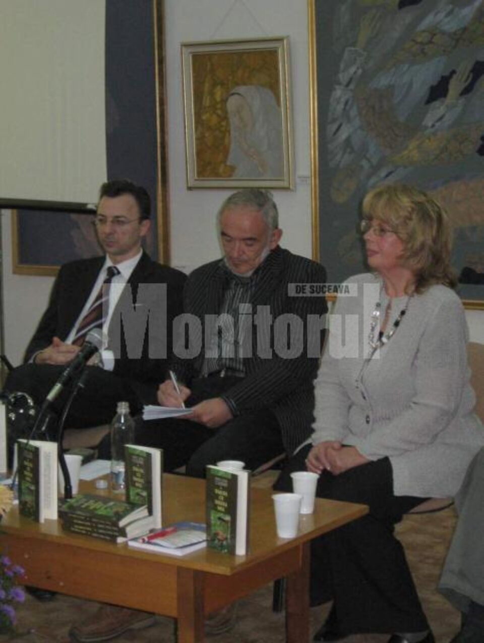 Directorul bibliotecii sucevene, Gabriel Cărăbuș, criticul literar Adrian Dinu Rachieru și scriitoarea Maria-Elena Cușnir