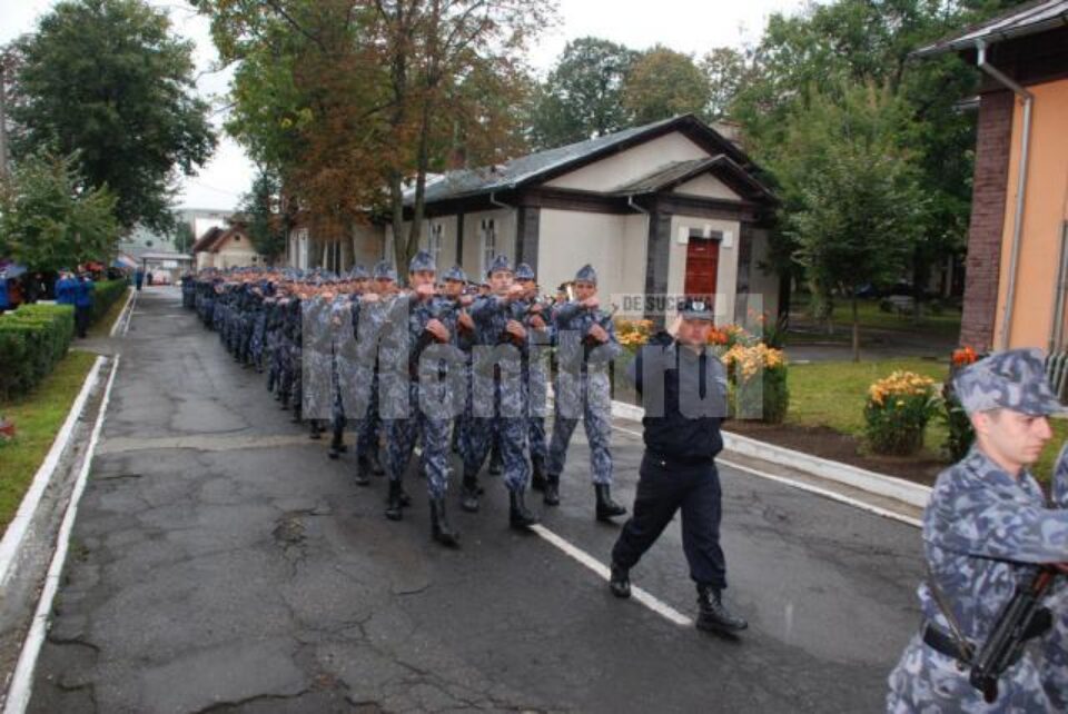 Ceremonia s-a încheiat cu defilarea subunităților de elevi
