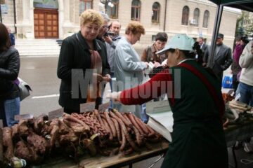 Inaugurare: Capii județului și-au făcut cumpărăturile în piața volantă din fața Palatului Administrativ