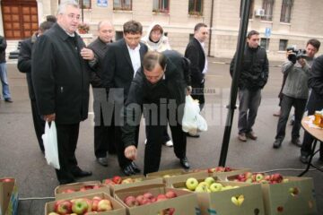 Inaugurare: Capii județului și-au făcut cumpărăturile în piața volantă din fața Palatului Administrativ