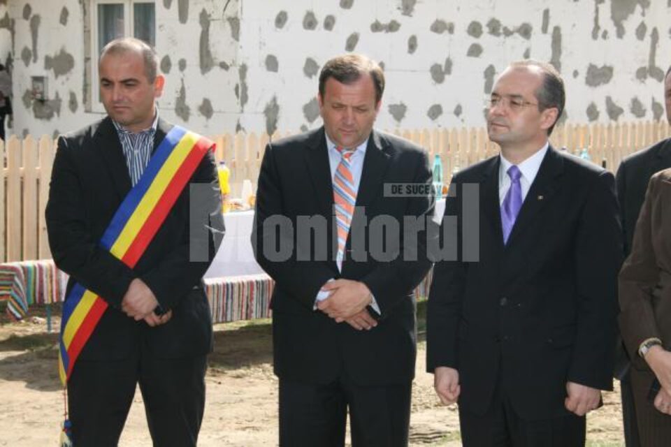 Primarul comunei Dărmănești, Dan Chidoveț, președintele CJ, Gheorghe Flutur, și premierul Emil Boc