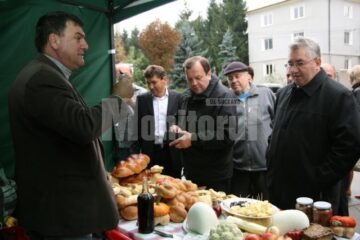 Gheorghe Flutur a inaugurat sâmbătă dimineață piața volantă, însoțit de primarul Sucevei, Ion Lungu