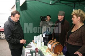 Inaugurare: Capii județului și-au făcut cumpărăturile în piața volantă din fața Palatului Administrativ