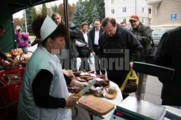 Inaugurare: Capii județului și-au făcut cumpărăturile în piața volantă din fața Palatului Administrativ