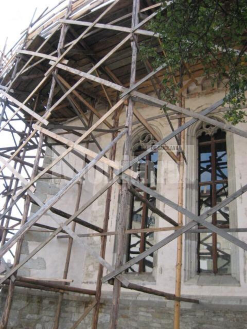Până pe 26 octombrie: Lucrările la acoperișul și șarpanta Bisericii „Sf. Dumitru”, aproape de final