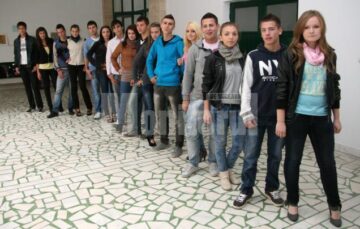 Cei 16 boboci care vor intra pe scena Casei de Cultura pe 10 octombrie