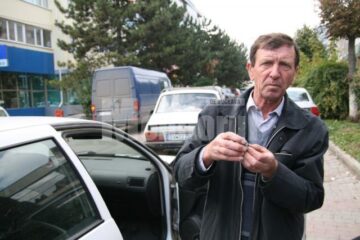 Vasile Rotari: „Era o denivelare în carosabil, iar din cauza culorii pavelelor nu mi-am dat seama cât de adâncă este groapa”